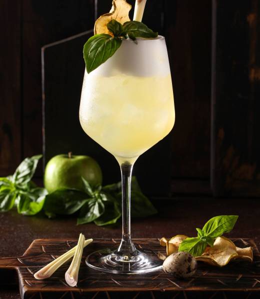 Alcoholic,Cocktail.,British,Fizz.,Yellow,Drink,Of,Gin,,Apple,Juice,